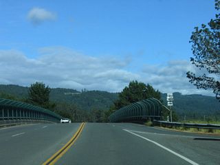Shortly thereafter, northbound California 255 (Samoa Boulevard) reaches U.S. 101 (Redwood Highway) north to Crescent City in Del Norte County (note the addition of the right lane, which enters from U.S. 101 southbound). Continue straight ahead to follow Samoa Boulevard east to Sunny Brae.