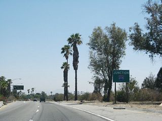 Two lanes continues south onto Interstate 215 (San Bernardino Freeway) from SR 259 south.