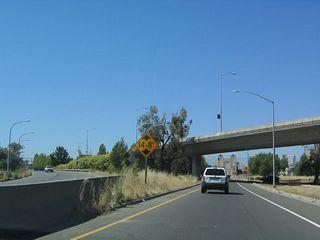 As northbound California 61/260 leaves the city of Alameda (signed as California 61, but is legislatively California 260), it gains freeway characteristics as it passes under the off-ramp from southbound California 260 to Constitution Way.