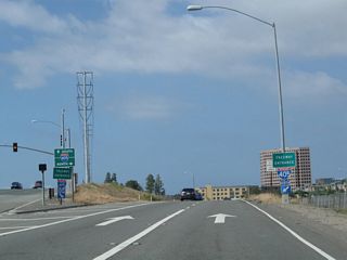 The first right from Jamboree Road southbound links witho the San Diego Freeway north to Long Beach. A loop ramp follows for I-405 south to San Diego.
