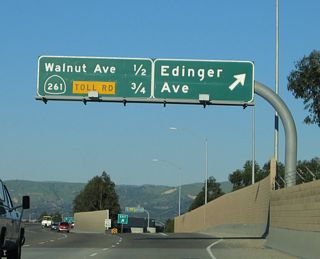 Jamboree Road meets Edinger Avenue at this off-ramp. Continue ahead to the next two exits: Walnut Avenue and the split between California 261 and Jamboree Road. None of these three exits (Edinger Avenue, Walnut Avenue, and California 261/Jamboree Road) split have exit numbers.