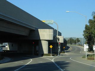 Upon exiting, the off-ramp from northbound Jamboree Road splits for Edinger Avenue west  or east . This is a single-point urban interchange.