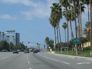 Jamboree Road intersects Main Street in the city of Irvine ahead of the parclo A2 interchange (Exit 7) with Interstate 405 (San Diego Freeway).