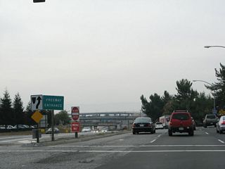 Passing through the Warm Springs Boulevard intersection, a freeway entrance sign is posted (without a state reassurance shield). From here, California 262 prepares to meet Interstate 880. The ramps for that interchange are visible in the distance.
