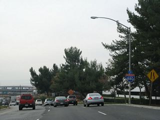 A "To Interstate 880" trailblazer is posted shortly thereafter. The remainder of California 262 takes on freeway characteristics. At this point, California 262 narrows to two westbound lanes.