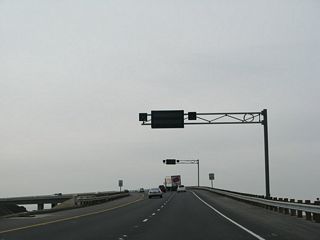The two lanes of California 262 widen to include a high occupancy vehicle lane, then flies over the main lanes of Interstate 880. At the end of the ramp is a final exit to Gateway Boulevard, which serves the business park in southwestern Fremont west of Interstate 880.