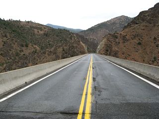 Like the other Shasta River bridges of this vintage along California 263, the roadway has no shoulders.
