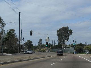 Westbound Garnet Avenue meets Soledad Mountain Road at this traffic signal.
