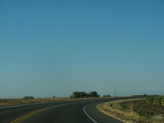 CR E6 curves eastward toward Davis and overtakes Road 31 from Road 93A north.