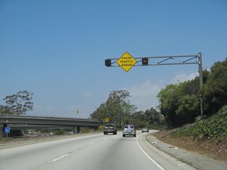 After the Florence Avenue overpass, northbound La Cienega Boulevard pulls away from Interstate 405 and shifts onto its own alignment. The highway carries four to six lanes and has traffic signals and cross traffic between here and Slauson Avenue.
