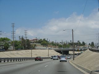 Built in the 1940s, La Cienega Boulevard features an older look to its freeway segment. Concrete banks line both sides of the freeway as it descends to pass under Slauson Avenue.