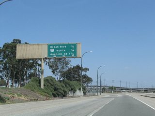 This distance sign along Harbor Scenic Drive provides the distance to the next three exits. The Anaheim Street interchange is found on Interstate 710, while the ensuing two exits are from Harbor Scenic Drive north.