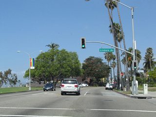 Beyond the intersection with Lindero Avenue, Ocean Boulevard shifts slightly away from the beach by the Long Beach Museum of Art.