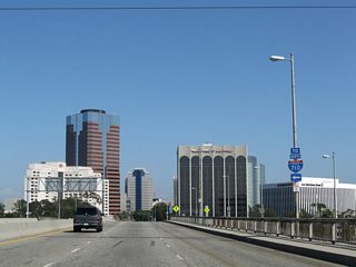 Interstate 710 trailblazers along Ocean Boulevard east reference the upcoming intersection with Golden Avenue. Golden Avenue leads north to an on-ramp for I-710.