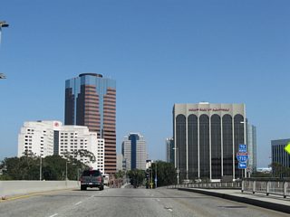 Interstate 710 trailblazers along Ocean Boulevard east reference the upcoming intersection with Golden Avenue. Golden Avenue leads north to an on-ramp for I-710.
