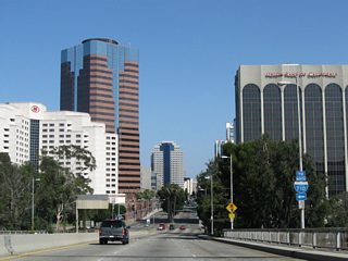 Interstate 710 trailblazers along Ocean Boulevard east reference the upcoming intersection with Golden Avenue. Golden Avenue leads north to an on-ramp for I-710.