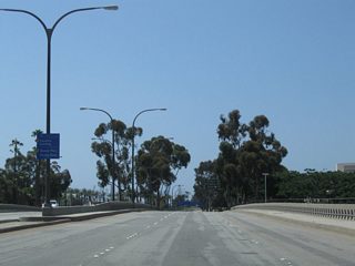 Queens Way travels south from Ocean Boulevard as a freeway. Unique bridge railing line the road as it passes over Seaside Way and Shoreline Drive.