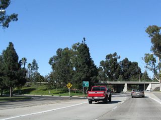 A left side ramp follows for a U-turn back to Shoreline Drive east to Rainbow Harbor, the Aquarium of the Pacific, and the Long Beach Convention Center.