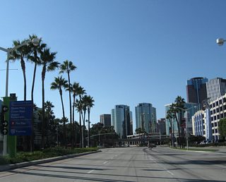 The next traffic signal along Shoreline Drive west is with ramps to Queens Way. The Queens Way freeway south spans Queensway Bay to Pier H (Cruise Ship Terminal and Queen Mary).