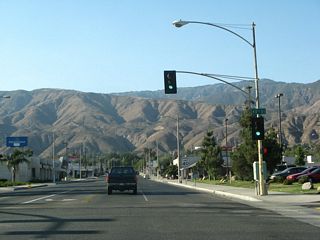 Northbound Sierra Way meets 40th Street at this traffic signal.