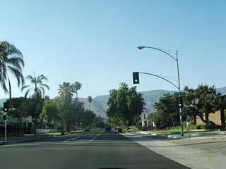 Northbound Sierra Way meets Marshall Boulevard at this traffic signal.