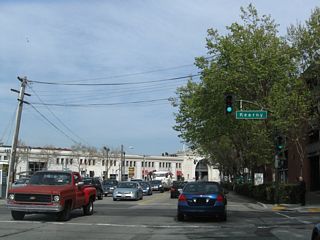 Eastbound Bay Street meets Kearny Street at this signalized intersection. Pier 33 comes into view in the background as Bay Street appproaches its end.