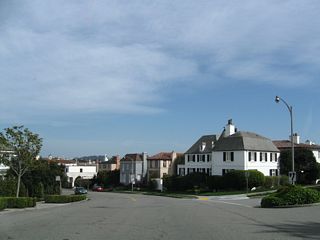 Meeting Lake Street, El Camino del Mar turns a bit to the southeast then east again.