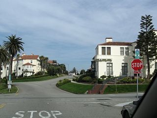 Eastbound El Camino del Mar meets 30th Avenue at this stop sign. Note the signage for San Francisco Bike Route 95.