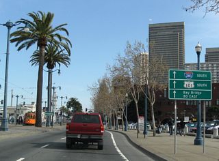 Traveling south on the Embarcadero, a guide sign for Interstate 280 south, U.S. 101 south, and San Francisco-Oakland Bay Bridge (I-80) is posted after Green Street and prior to Broadway.