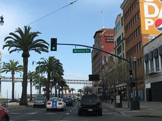 Southbound Embarcadero meets Mission Street at this signalized intersection.