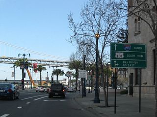 At Howard Street, motorists may turn right to U.S. 101 (Bayshore Freeway) south and the Bay Bridge (I-80) east.