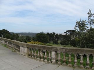 The Pacific Ocean lies below the bluff to the west of Lincoln Park.