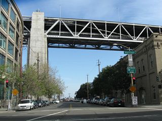 Southbound Spear Street meets Harrison Street in Downtown San Francisco. Harrison Street west leads to First Street south to Interstate 80 east.