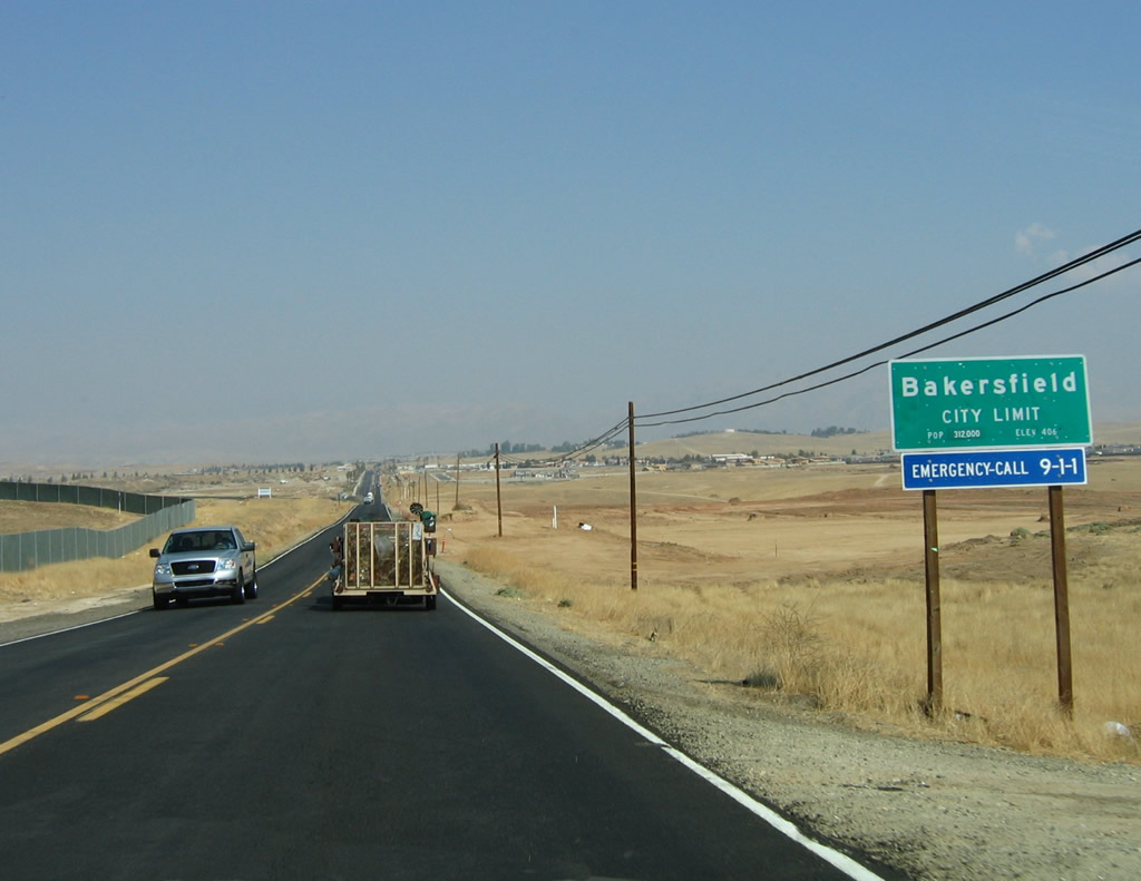 At this point, California 184 finally enters the city of Bakersfield. 
