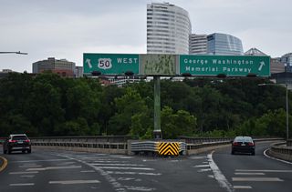 The exit for George Washington Memorial Parkway connects with northbound ahead of Sprout Run Parkway.