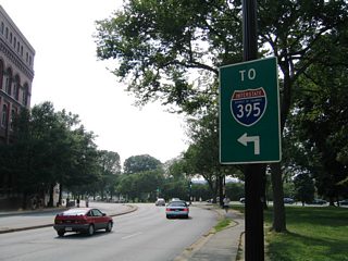 Interstate 395 trailblazer posted along Independence Avenue SW westbound between U.S. 1 (14th Street SW) and Raoul Wallenburg Place. Raoul Wallenburg Place south to Basin Drive SW leads drivers onto Interstate 395 south at the George Mason Bridge. This sign was replaced by 2014.