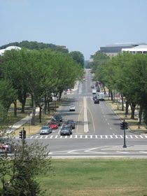 Lincoln Memorial Circle represents the historic endpoint of U.S. 240. U.S. 50 also used the circle between 23rd Street SW and the Arlington Memorial Bridge before it was relocated onto the Theodore Roosevelt Bridge. This view looks north at 23rd Street NW from the Lincoln Memorial.