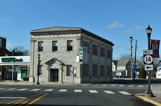 An at-grade crossing with the Norfolk Southern Railroad line precedes the turn of SR 14 westbound from Clark Street onto Commerce Street.