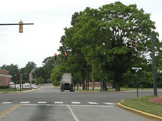 Older style mast-arm traffic light assemblies along Legislative Avenue north at Loockerman Street. Loockerman Street links the Dover city center with U.S. 13 (Dupont Highway) to the east and SR 8 via Forest Street to the west.