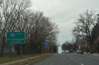 A guide sign for I-95 north precedes W 9th Street. The on-ramp for I-95 departs from Adams and W 10th Street.