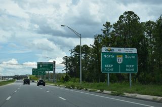 A distributor roadway separates from Blanding Boulevard northbound next to both entrance ramps for the tolled First Coast Expressway.