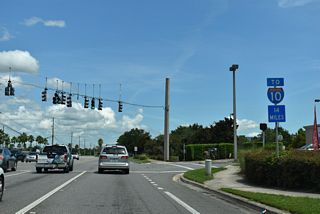 A remaining I-10 trailblazer at the signalized entrance for Plantation Crossing shopping center from when SR 23 followed Branan Field Road.