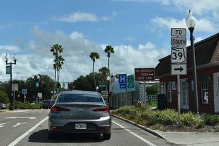 U.S. 301 splits with SR 39 (Paul S. Buchman Highway) south to Plant City 1.2 miles from CR 54 along 5th Avenue.