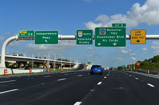Four lanes continue beyond the separation with SR 60 west to Left Exit 2 for Independence Parkway to Town 'n' Country and Exit 3 to Eisenhower Boulevard, a north side frontage road to Memorial Highway (CR 576) west and SR 580 (Hillsborough Avenue).