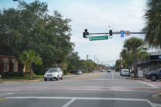 Princeton Street (old SR 438) links Edgewater Drive and College Park with Interstate 4, 0.8 miles to the east.