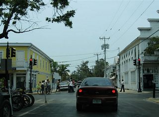 Street level traffic lights at the intersection of Southard Street west iat Duval Street. Duval Street parallels U.S. 1 (Whitehead Street) one block to the east as a secondary route into Downtown from the southeast.