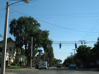 Hyde Park Avenue forms a one way couplet with Plant Avenue between SR 60 (Kennedy Boulevard) and the bridges across Hillsborough Bay onto Davis Islands. Pictured here is the avenue southbound at Platt Street, which heads east to the Tampa Convention Center.