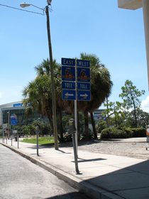 This set of royal blue Tampa Crosstown Expressway trailblazers was previously posted on Jefferson Street south at the SR 618 eastbound on-ramp.