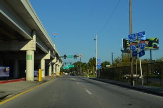 A set of trailblazers for Interstate 275 appears along Scott Street east beyond Franklin Street. The southbound on-ramp departs from Kay Street on the north side of the viaduct.