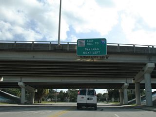 Passing under the Selmon Expressway, Willow Avenue intersects Platt Street. An eastbound on-ramp to SR 618 departs just to the left.
